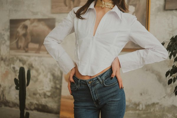 Techniques pour choisir des écharpes imprimées qui dynamisent une tenue sobre