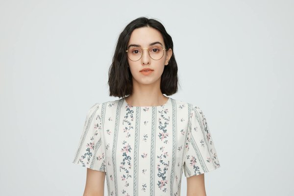 Quelles techniques pour assortir des bas résille colorés avec des tenues urbaines chics ?