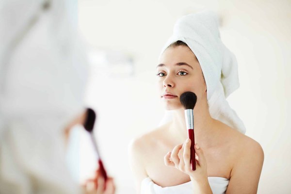 Comment réaliser un maquillage frais et lumineux pour le printemps ?