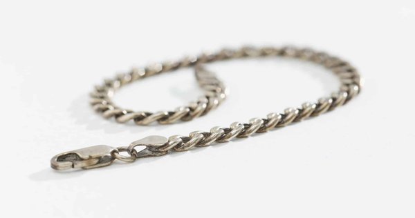 Bracelet ambre argent : comment entretenir ce bijou ?