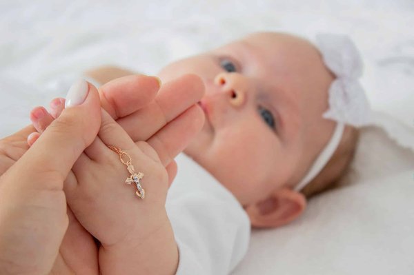 La médaille de baptême : Quelles sont ses significations et comment la choisir ?