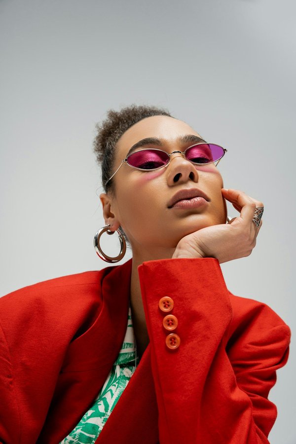Mode et empowerment : vêtements tendance, bijoux et accessoires pour femme