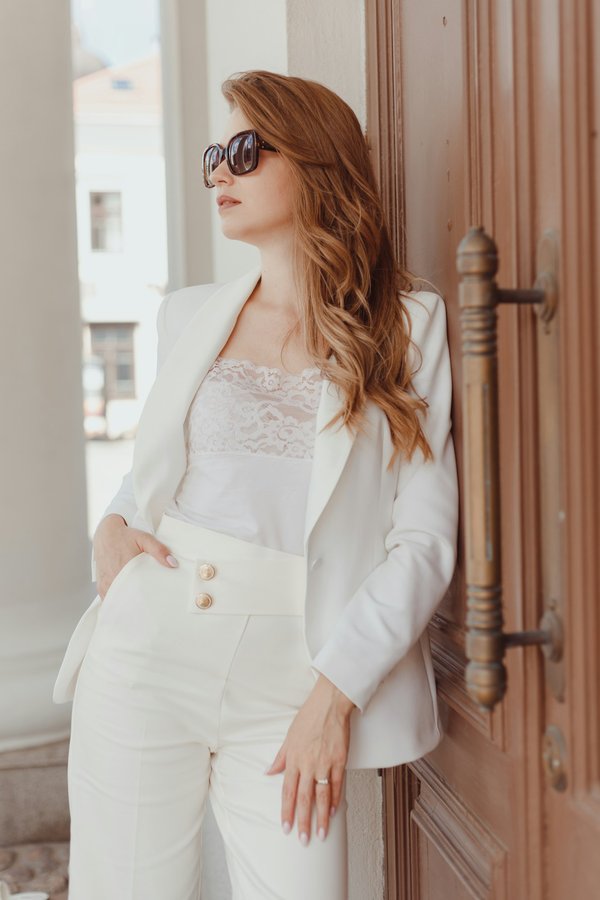 Le pantalon chino femme : confort et style au quotidien